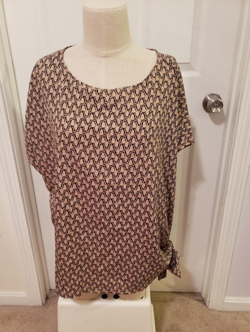SHEIN Beige and Black Geometric Short Sleeve Tie-Hem Blouse